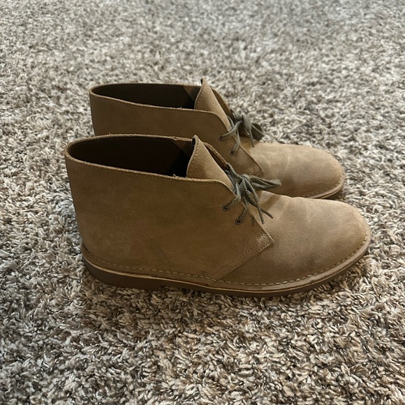 Clarks Desert Boots in Tan Suede